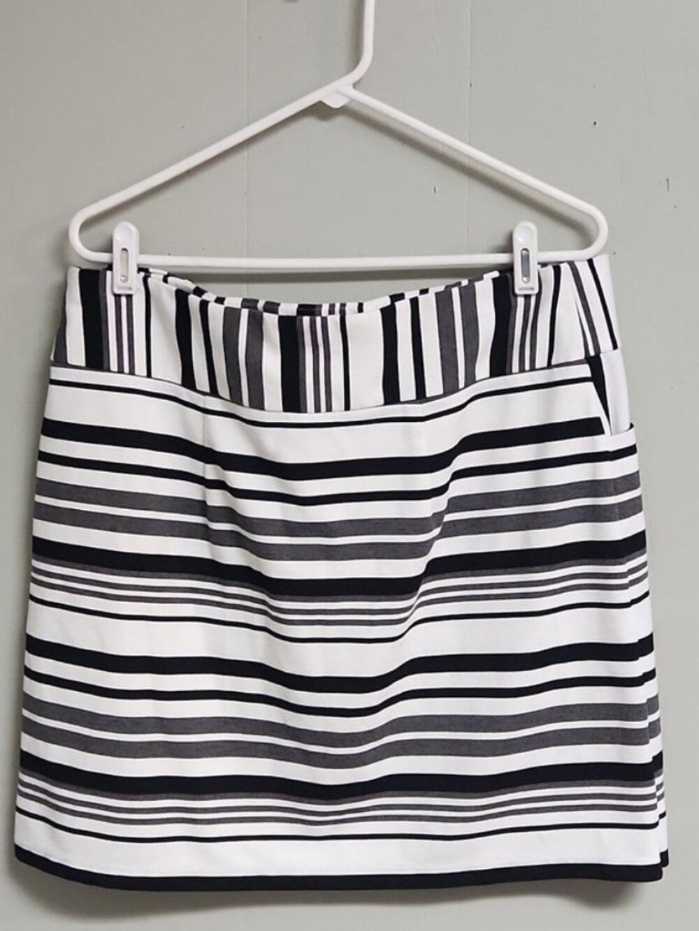 Size Large. Black/white